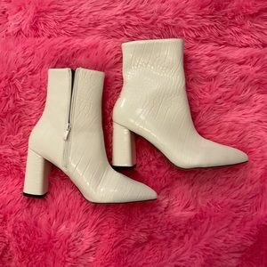 NASTY GIRL NWOT WHITE FAUX LEATHER ZIPPERED HEELS BOOTIES. SZ 8
